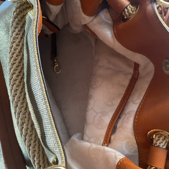 🦊 Micheal Kors large golden handbag. EUC. - Picture 10 of 13